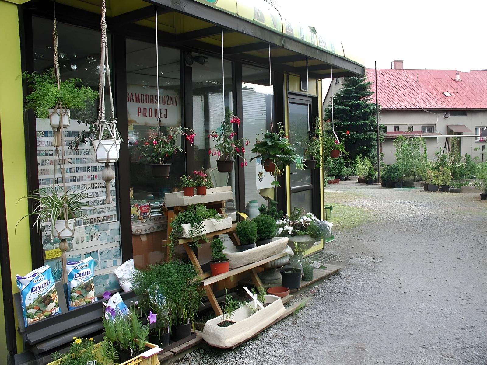Vchod do prodejny zahradnictví s květinami a areál ve Frýdlantě